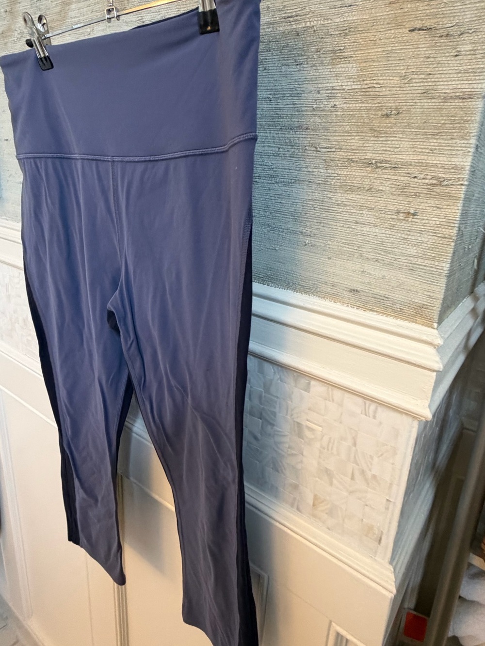 Large Athleta horizon scallop Capri leggings stormy sky Navy light blue cutout - Picture 7 of 10